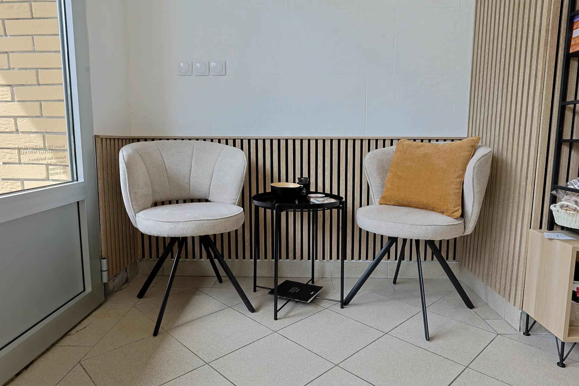 Salon interior cekaonica Tesoro Capelli Novi Sad